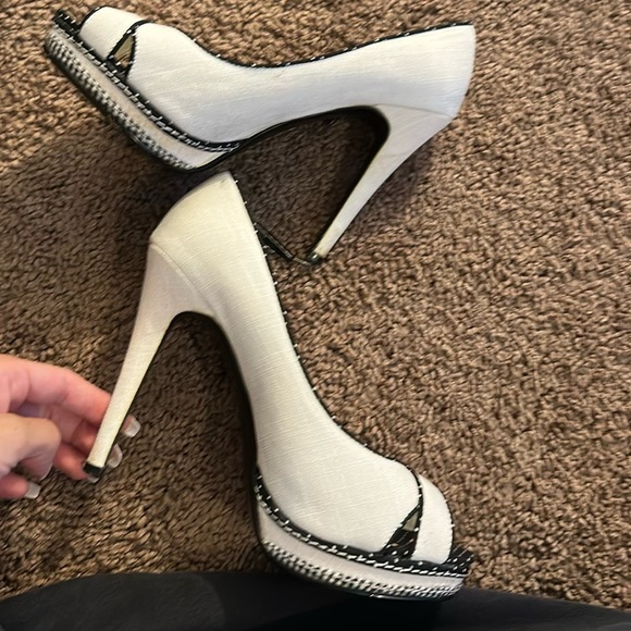 heels - Picture 3 of 6